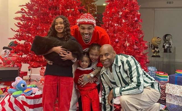 CHRIS BROWN HAS A ‘MERRY CHRISTMAS’ WITH HIS DAD AND KIDS