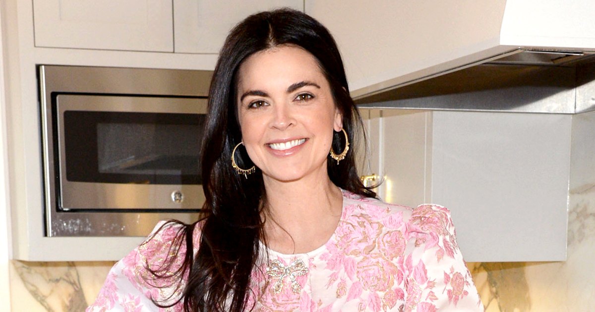 Katie Lee Biegel Relaxes With Wine After a Busy Day as a Mom