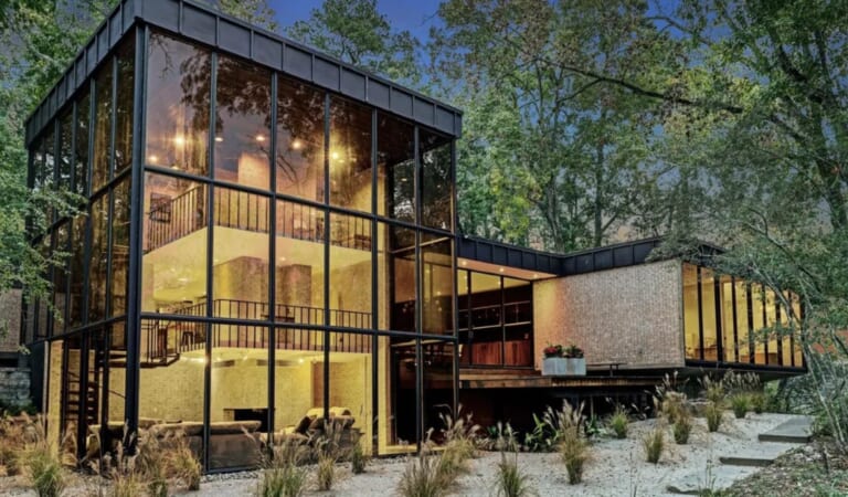 This ‘Buffalo Bayou’ Glass House Is A Mid-Century Masterpiece